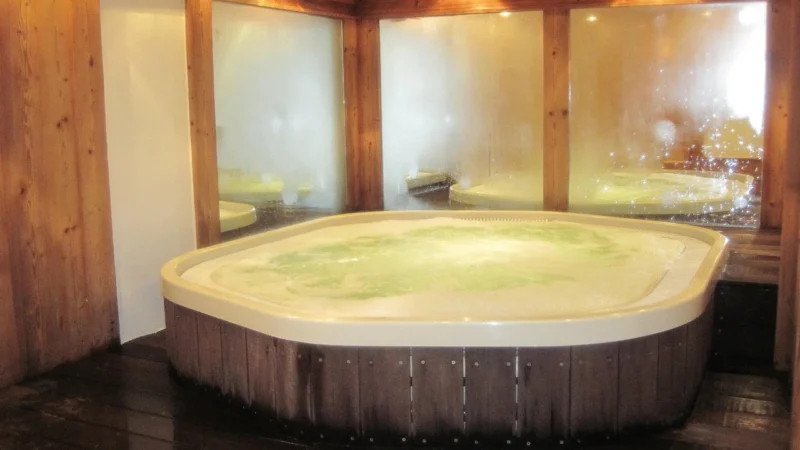 Udogodnienia i Spa: jacuzzi, sauna, basen – jak planować regenerację podczas wyjazdu w Tatry?